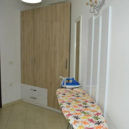 Apartment Seashell Art Decor & Parking
