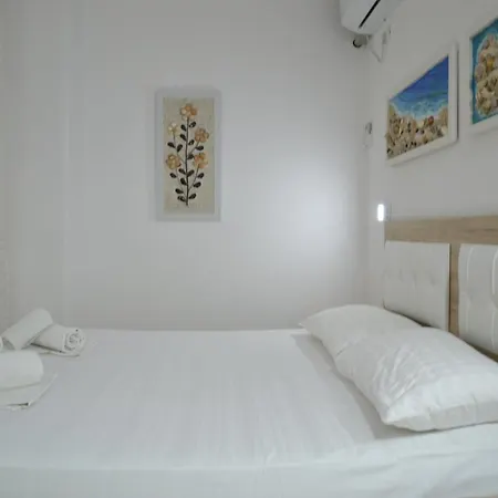Seashell Art Decor & Parking Apartment *